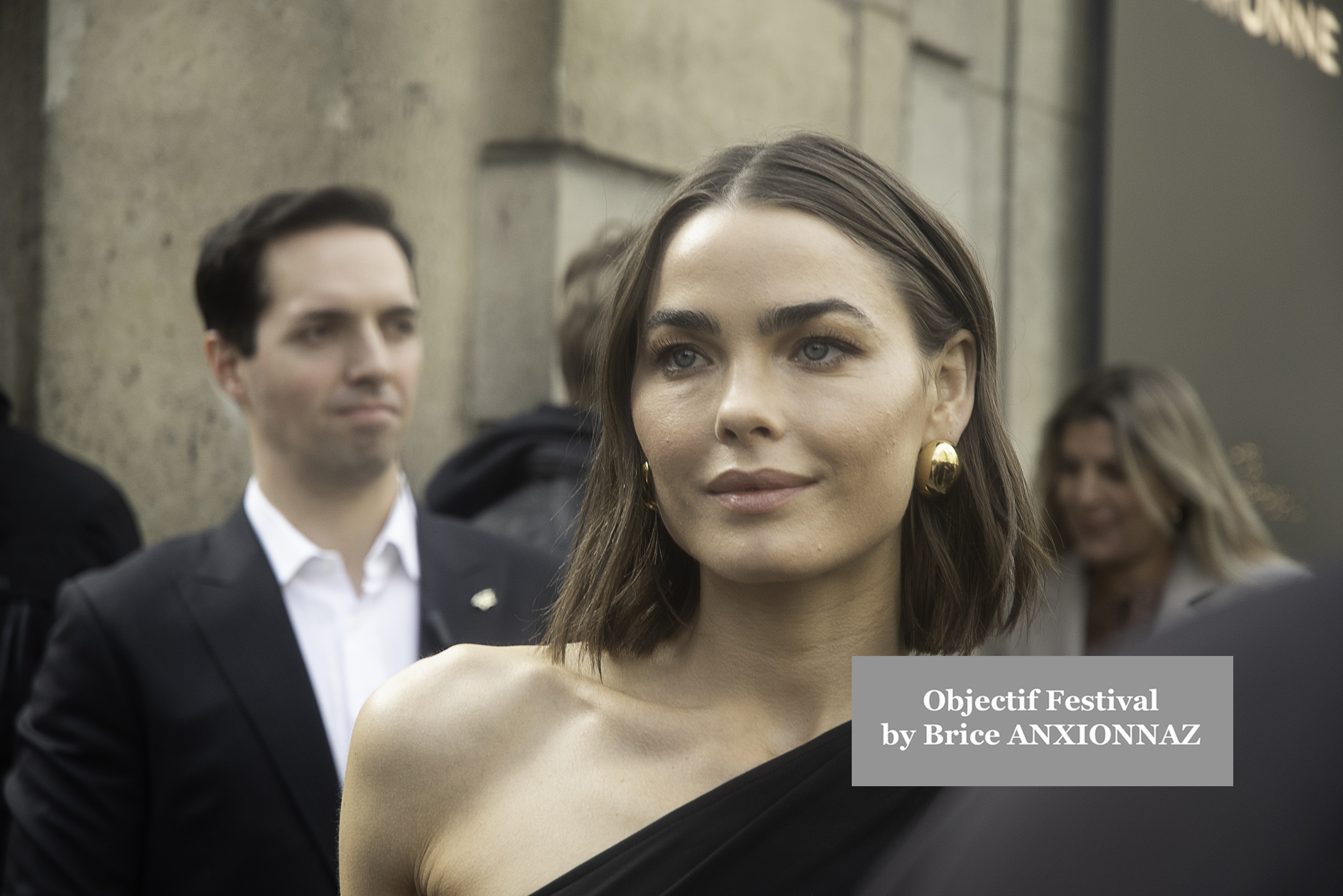 Photo streetstyle de Kim Cattrall -  Streetstyle photos of guest arrivals at the Nina Ricci show lors du défilé Nina Ricci Spring 2025 à Streetstyle-photos-of-guest-arrivals-at-the-Nina-Ricci-show, Paris Fashion Week le 7 March 2025 par Brice ANXIONNAZ (Objectif Festival)